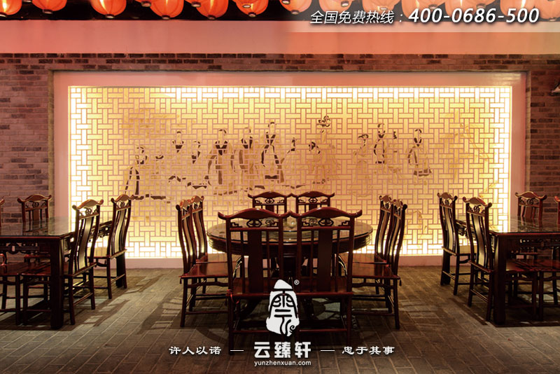 墙壁上的古典壁画配上中式的餐桌椅
